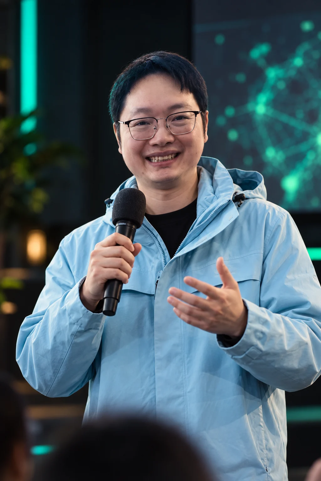 Dr. Chen speaking at a NEXTidal entrepreneurship sharing event